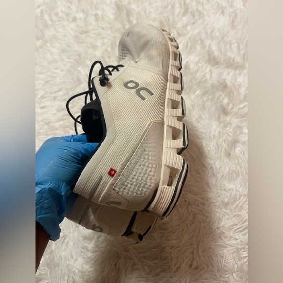 On Cloud running Shoes - Picture 15 of 16